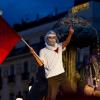 Una persona ondea una bandera roja en las protestas por la vivienda en la Puerta del Sol. Tamara Rozas