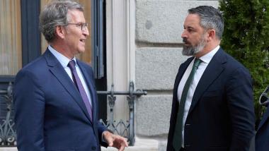 El presidente del PP, Alberto Núñez Feijóo, conversa con el presidente de VOX, Santiago Abascal. EP.