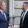 El presidente del PP, Alberto Núñez Feijóo, conversa con el presidente de VOX, Santiago Abascal. EP.