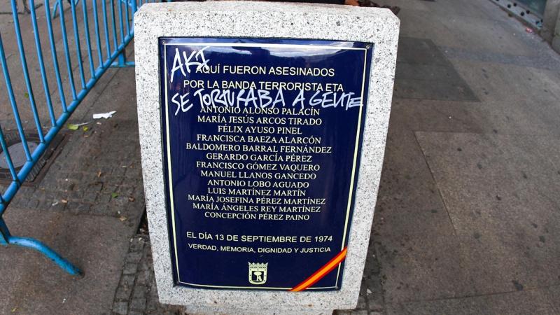 La víctima de ETA Daniel Portero, diputado del PP en la Asamblea de Madrid, ha presentado una denuncia por la "vandalización" de un monumento en los alrededores de la Puerta del Sol. EP