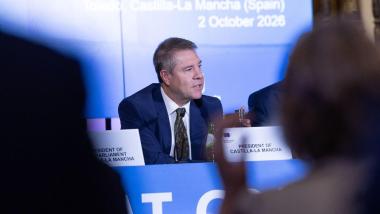 El presidente de Castilla La Mancha, Emiliano García Page, durante la reunión de la Comisión de Recursos Naturales (NAT), en Toledo. JCCM.