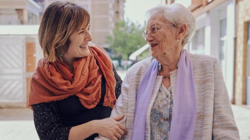 De izquierda a derecha: Isabel Lecumberri (técnica del Programa Siempre Acompañados de la Fundación Pauma) y Mercedes Garralda (beneficiaria del programa Siempre Acompañados de la Fundación ”la Caixa”). © Xavier Menós. Fundación "la Caixa"