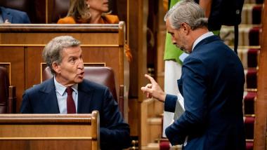 El presidente del PP, Alberto Núñez Feijóo, habla con Juan Bravo, responsable económico de la formación que ha intervenido en el Congreso. EP.