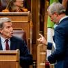 El presidente del PP, Alberto Núñez Feijóo, habla con Juan Bravo, responsable económico de la formación que ha intervenido en el Congreso. EP.