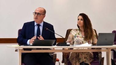 Los concejales socialistas Alberto Rojo y Lucía de Luz durante el Debate sobre el Estado de la Ciudad. EP.