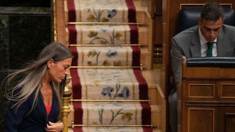 La portavoz de Junts en el Congreso, Miriam Nogueras, y el presidente del Gobierno, Pedro Sánchez, durante una sesión plenaria en el Congreso de los Diputados. EP.