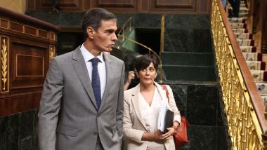 El presidente del Gobierno, Pedro Sánchez, llega junto a la ministra de Vivienda y Agenda Urbana, Isabel Rodríguez, al pleno del Congreso de los Diputados. EP