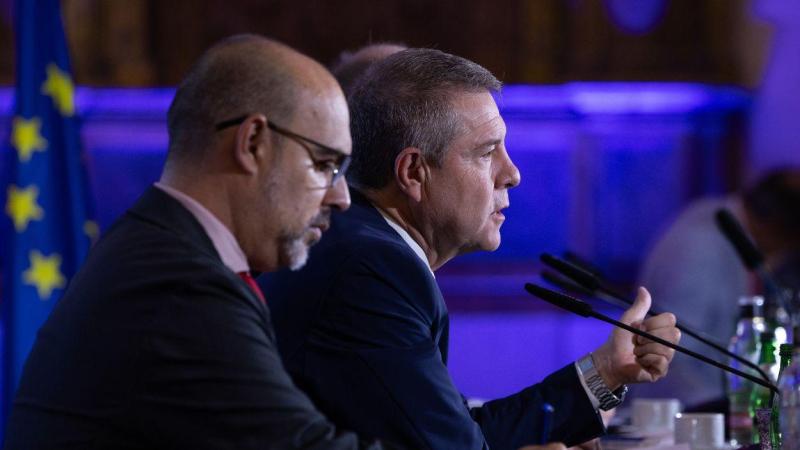 El presidente de Castilla La Mancha, Emiliano García Page, durante la reunión de la Comisión de Recursos Naturales (NAT), en Toledo. JCCM.