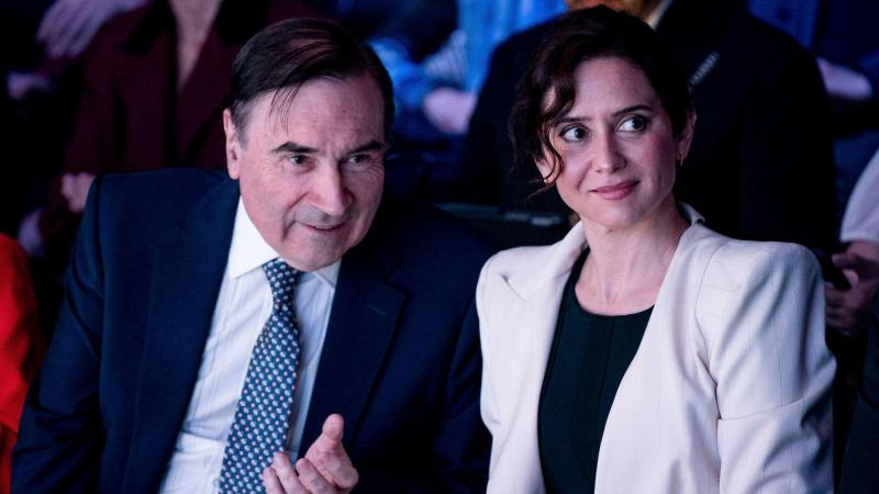La presidenta de la Comunidad de Madrid, Isabel Díaz Ayuso, junto al director de El Español, Pedro J. Ramírez. EP.