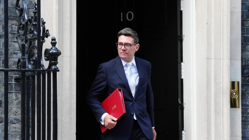 El primer ministro británico, Andy Burnham, a su salida de la residencia presidencial en Downing Street 10. EP.
