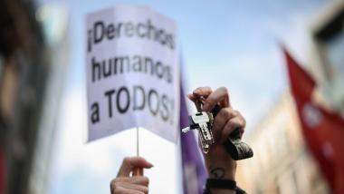 Decenas de personas protestan frente al Congreso de los Diputados. EP.