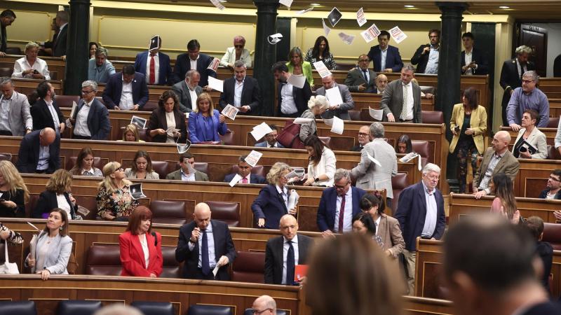 Personas del Sindicato de Inquilinas protestan durante una sesión plenaria, en el Congreso de los Diputados, a 2 de octubre de 2026, en Madrid (España). EP