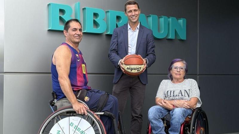 Christoph Müller, consejero delegado de B. Braun España junto a miembros del UNES FC Barcelona Foto de B. Braun