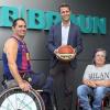 Christoph Müller, consejero delegado de B. Braun España junto a miembros del UNES FC Barcelona Foto de B. Braun