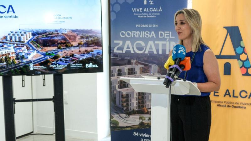 La alcaldesa de Alcalá de Guadaira en la presentación de una de las promociones de la empresa pública Vive Alcalá