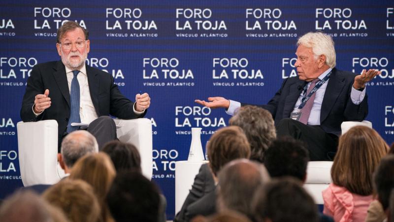 Mariano Rajoy y Felipe González participan en una mesa de debate en el Foro La Toja. EP.