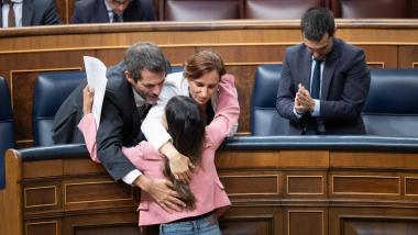 La diputada de Sumar Tesh Sidi, el ministro de Cultura, Ernest Urtasun, y la ministra de Sanidad, Mónica García, durante una sesión plenaria, en el Congreso de los Diputados. EP.