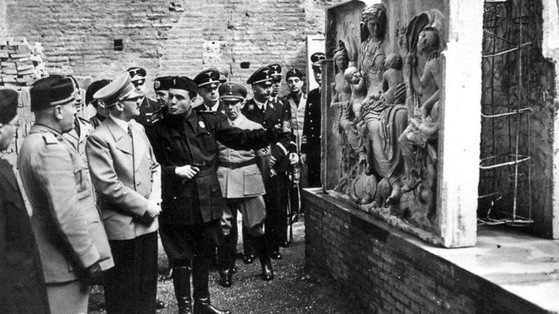El arqueólogo Ranuccio Bianchi Bandinelli explicando un bajorrelieve escultórico romano a Hitler