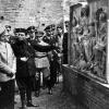 El arqueólogo Ranuccio Bianchi Bandinelli explicando un bajorrelieve escultórico romano a Hitler