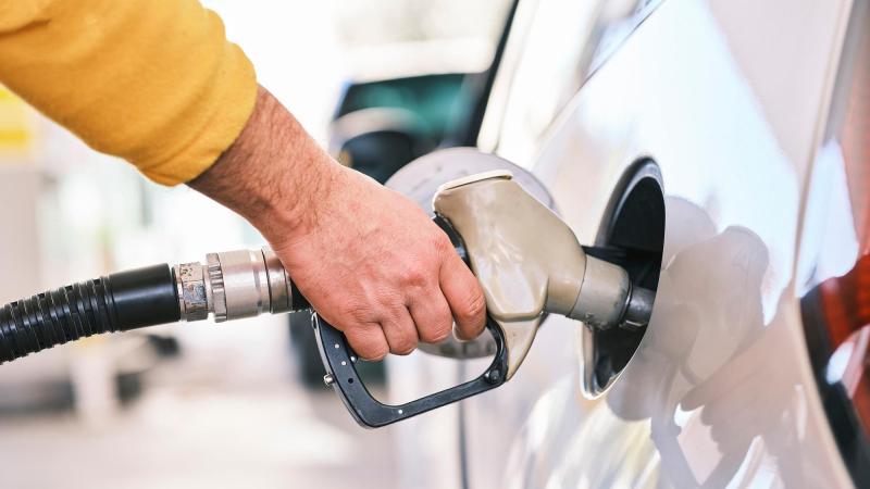 Imagen de recurso de una persona echando gasolina. Pixabay