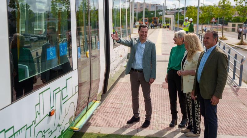 El presidente de la Junta de Andalucía, Juanma Moreno Bonilla, en la inauguración del tranvía de Alcalá de Guadaira. Europa Press.