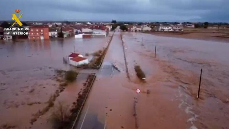 Vista aérea de Madrigueras (Albacete) anegada tras la riada, con amplias zonas inundadas y varias carreteras y caminos cubiertos por el agua. EP.