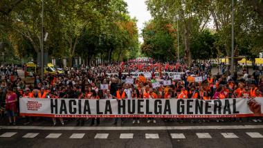 Numerosas personas sostienen una pancarta con lema 'Hacia la huelga general' en Madrid, a 3 de octubre de 2026. EP