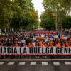 Numerosas personas sostienen una pancarta con lema 'Hacia la huelga general' en Madrid, a 3 de octubre de 2026. EP