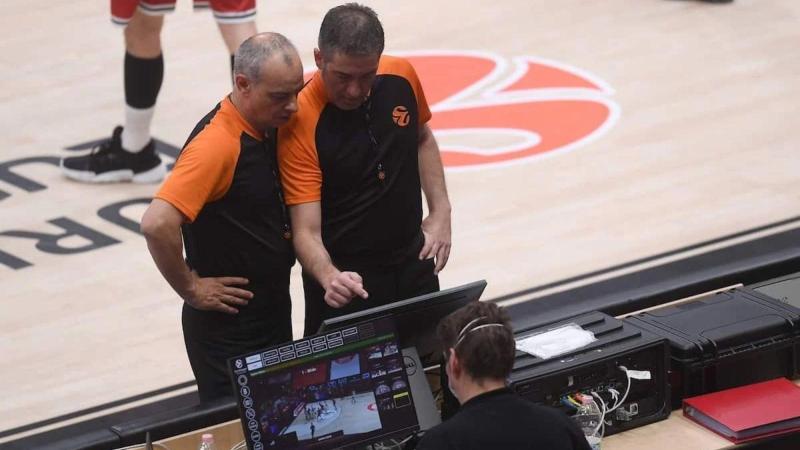 Dos árbitros de la Euroliga durante la revisión de una jugada. Archivo.