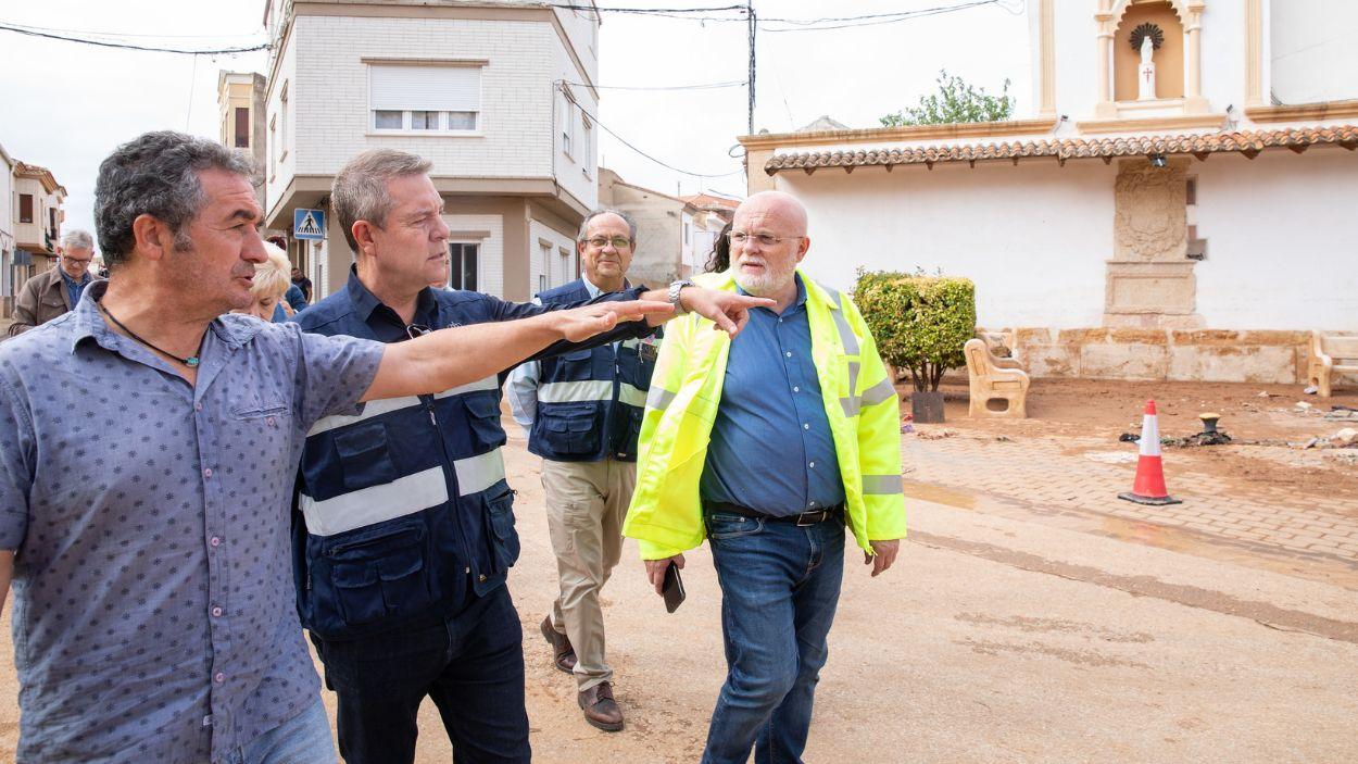 El presidente regional, Emiliano García Page, junto al alcalde de Madrigueras, Juan Carlos Talavera, durante su visita a las zonas afectadas por la riada. JCCM.