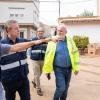El presidente regional, Emiliano García Page, junto al alcalde de Madrigueras, Juan Carlos Talavera, durante su visita a las zonas afectadas por la riada. JCCM.