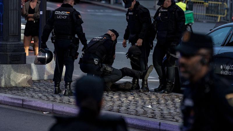 Tres ultras detenidos al intentar llegar a Sol para reventar la acampada por la vivienda. Europa Press.
