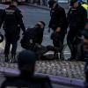 Tres ultras detenidos al intentar llegar a Sol para reventar la acampada por la vivienda. Europa Press.