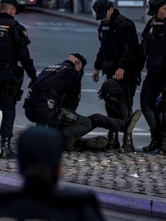 Tres ultras detenidos al intentar llegar a Sol para reventar la acampada por la vivienda. Europa Press.