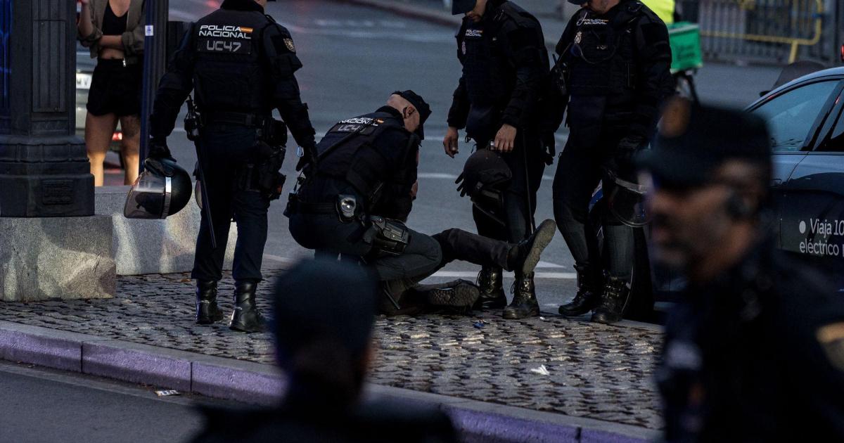 Tres ultras detenidos al intentar llegar a Sol para reventar la acampada por la vivienda