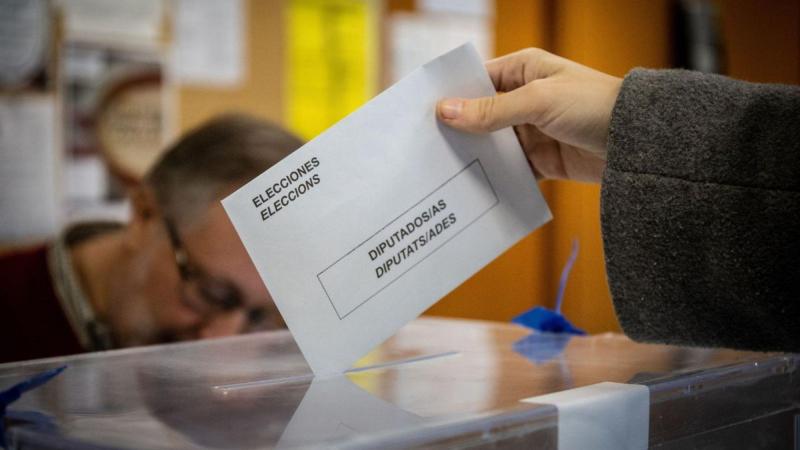 Un votante deposita su voto en las urnas durante una jornada electoral. Europa Press.