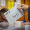 Un votante deposita su voto en las urnas durante una jornada electoral. Europa Press.
