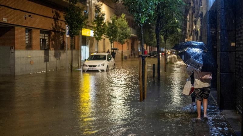 Calles anegadas en el barrio de Bellvitge en L'Hospitalet de Llobregat. EP