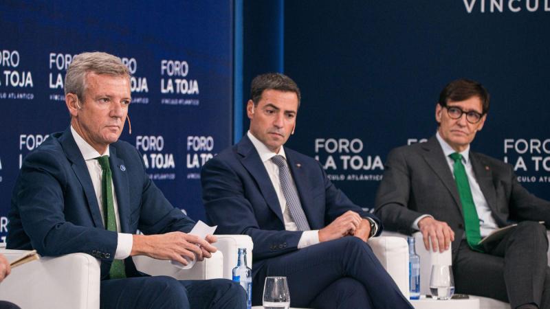 El presidente de la Xunta de Galicia, Alfonso Rueda; el lehendakari, Imanol Pradales; y el presidente de la Generalitat, Salvador Illa, durante el Foro La Toja. Europa Press.