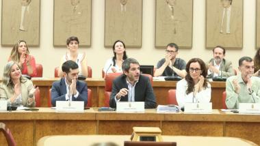 Miembros de Sumar en el Congreso de los Diputados. De izquierda a derecha la coordinadora de Movimiento Sumar, Verónica Martínez; el ministro de Derechos Sociales, Pablo Bustinduy; el ministro de