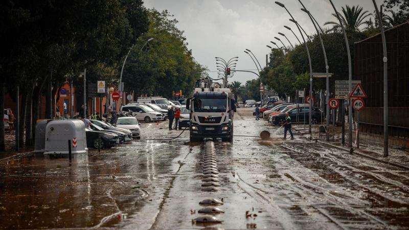 Operarios del servicio de limpieza retiran el barro de las calles a causa de las lluvias torrenciales en Cataluña. Europa Press.