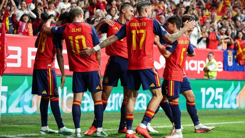 Lamine Yamal celebra junto a sus compañeros el gol ante la República Checa en el partido de UEFA Nations League. Europa Press.
