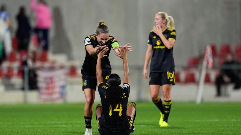Jaydie Riviere y Maya Le Tissier celebran el pase a cuartos de final de la Women's Champions League 2526 tras eliminar al Atlético de Madrid. Europa Press.