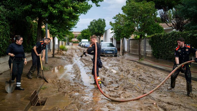 Vecinos limpian el barro acumulado en las calles y casas a causa de las lluvias torrenciales, en Montornès del Vallès, Barcelona. Europa Press.