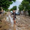 Vecinos limpian el barro acumulado en las calles y casas a causa de las lluvias torrenciales, en Montornès del Vallès, Barcelona. Europa Press.