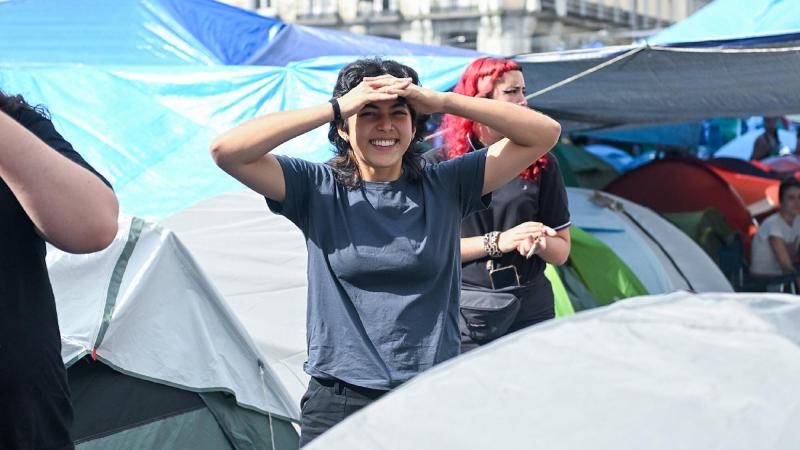 Una joven en la acampada por la vivienda de la Puerta del Sol. EP
