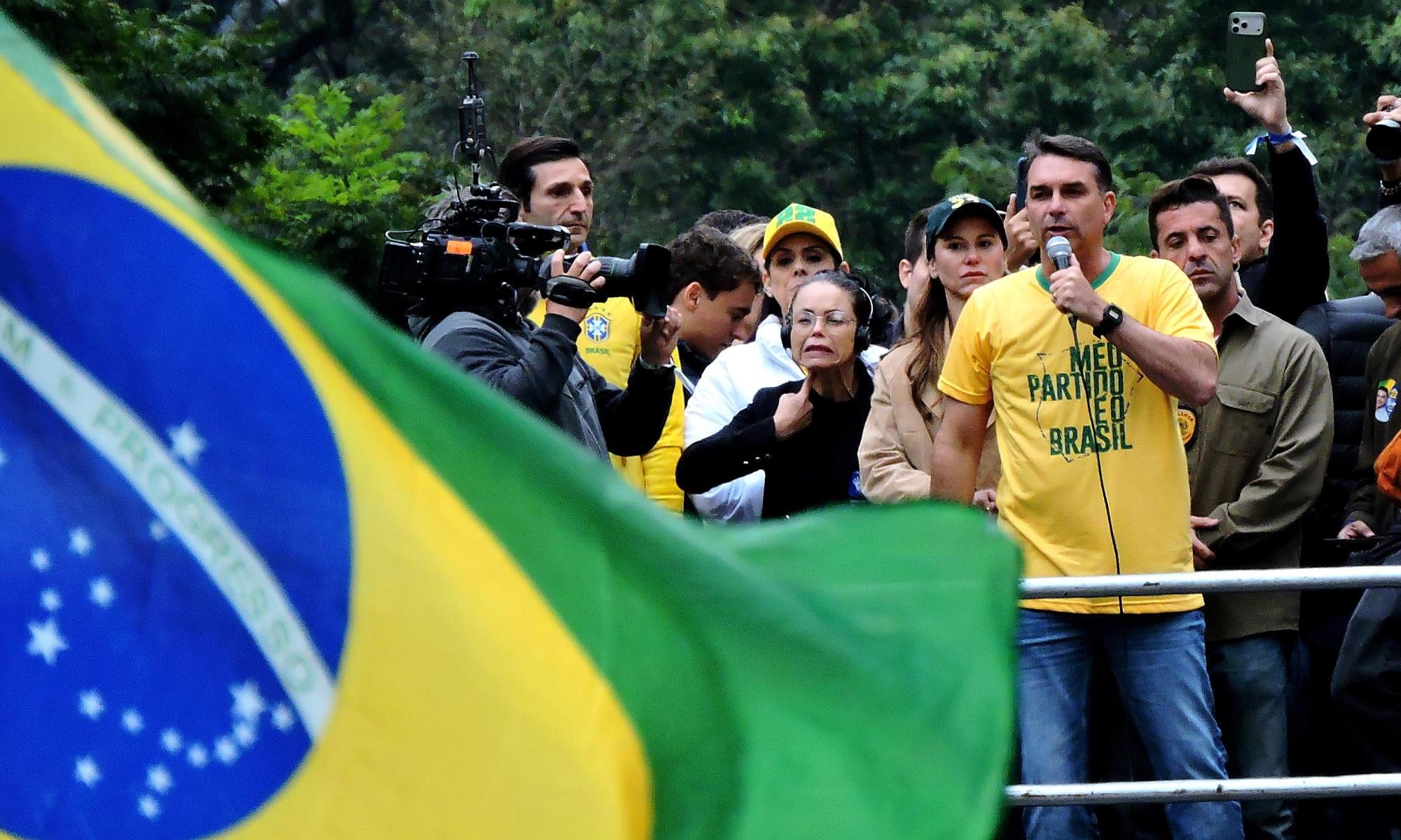 Flavio Bolsonaro, candidato del Partido Liberal y vencedor de la primera vuelta, durante un mitin. EP. Flavio Bolsonaro, candidato del Partido Liberal y vencedor de la primera vuelta, durante un mitin. EP.
