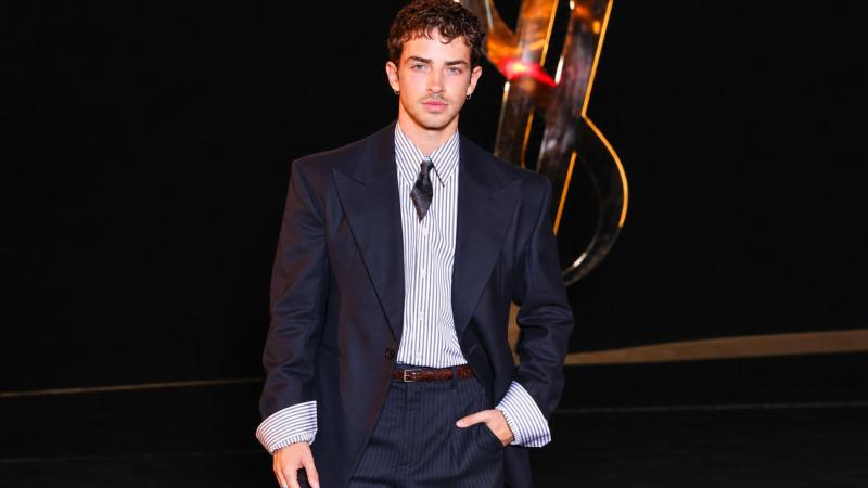 Manu Ríos asiste al desfile Primavera/Verano 2027 de Saint Laurent durante la Semana de la Moda de París, el 29 de septiembre de 2026. Getty Images.