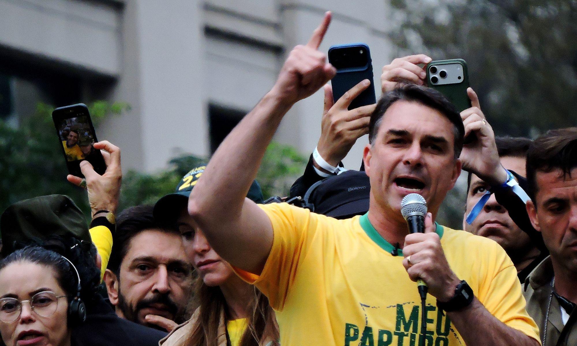 El candidato presidencial de derecha brasileño, Flavio Bolsonaro, habla durante un mitin del Día de la Independencia en São Paulo. EP. El candidato presidencial de derecha brasileño, Flavio Bolsonaro, habla durante un mitin del Día de la Independencia en São Paulo. EP.