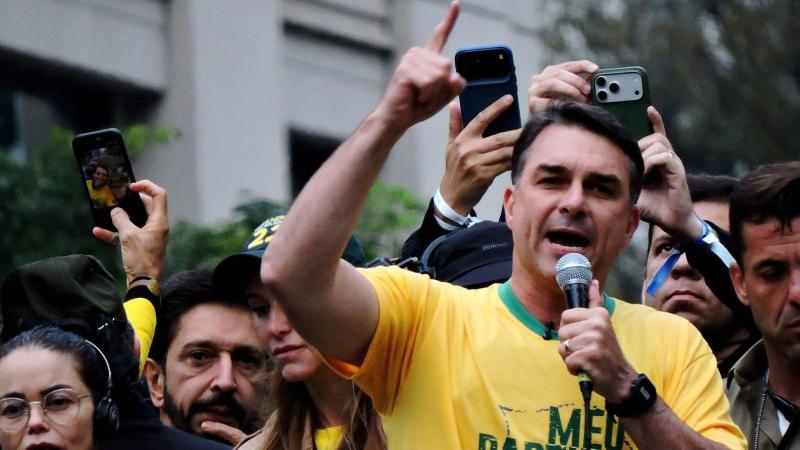 El candidato presidencial de derecha brasileño, Flavio Bolsonaro, habla durante un mitin del Día de la Independencia en São Paulo. EP.